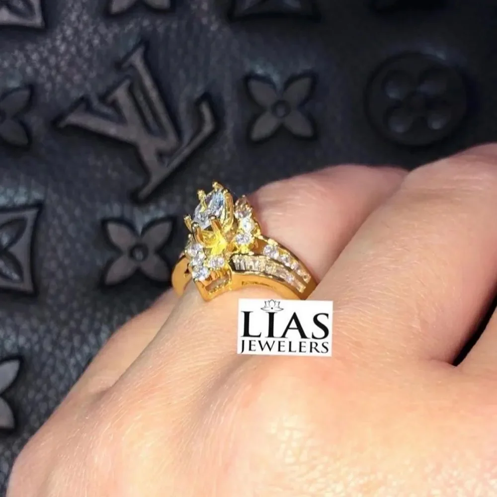 New 18k yellow gold engagement ring